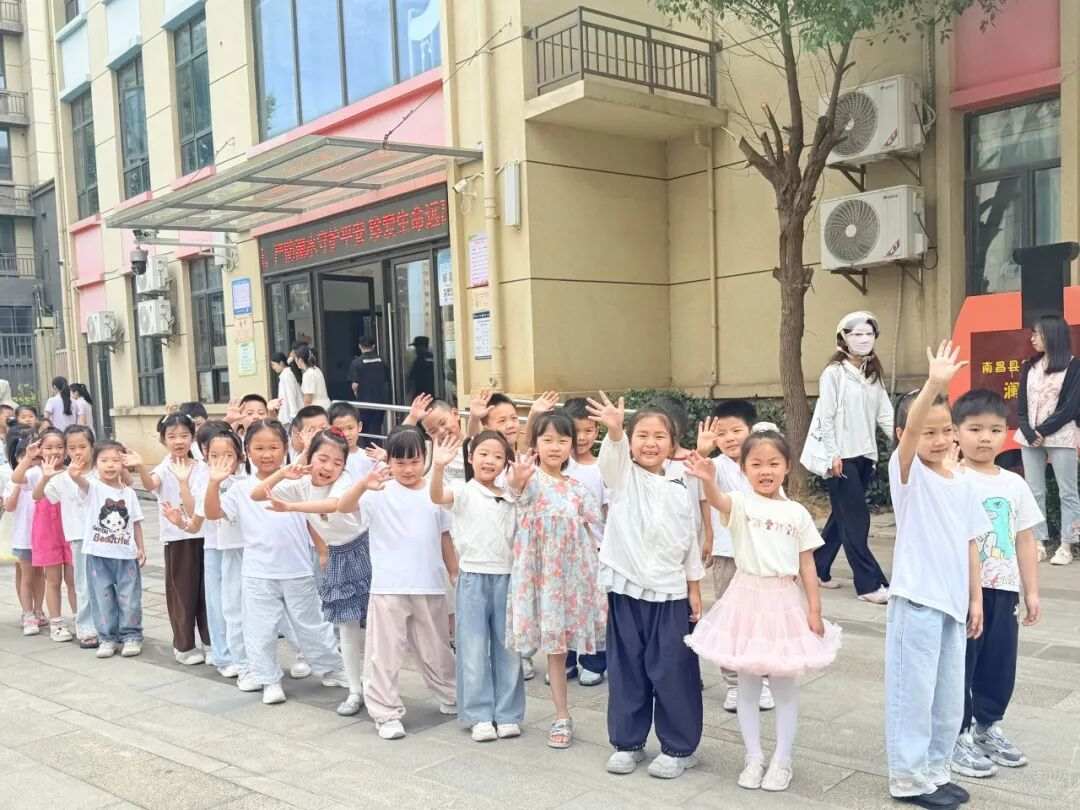 南昌县第四幼教集团组织大班参观小学活动