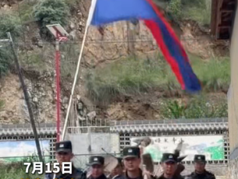 暴雨过后满目疮痍 藏蓝逆行守护家园