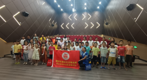 江西赣州市赣县区贡江北社区开展&ldquo;观影伴成长 快乐度暑假&rdquo;活动