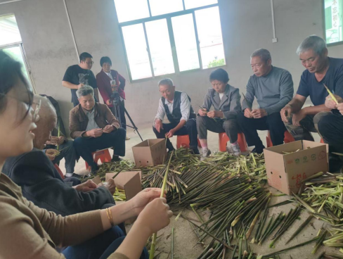 湖南武冈市秦桥镇板桥村：“主题党日”进基地，党员干活、集体受益