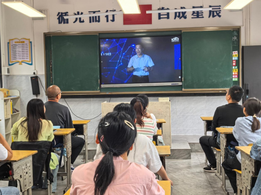 科技赋能教育 智启育人新篇｜湖南邵阳市双清区石桥中心小学组织教师观看《怀进鹏：人工智能与 5G》专题培训